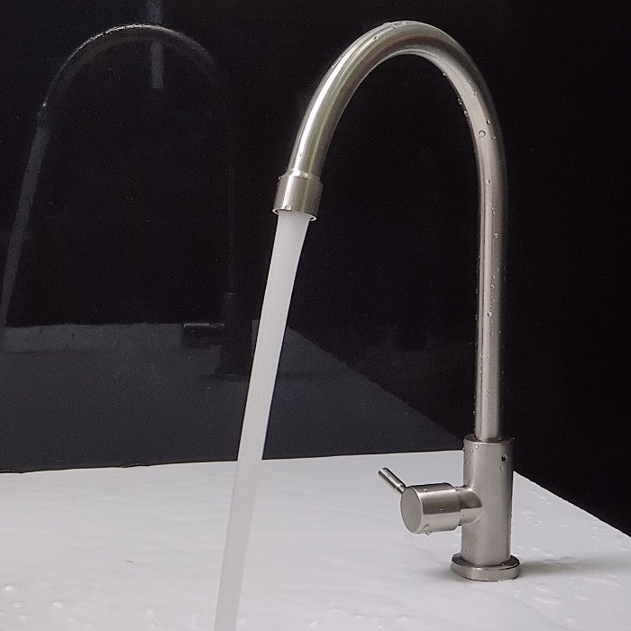 Vòi rửa bát lạnh sus304 Valenza, kèm dây cấp nước