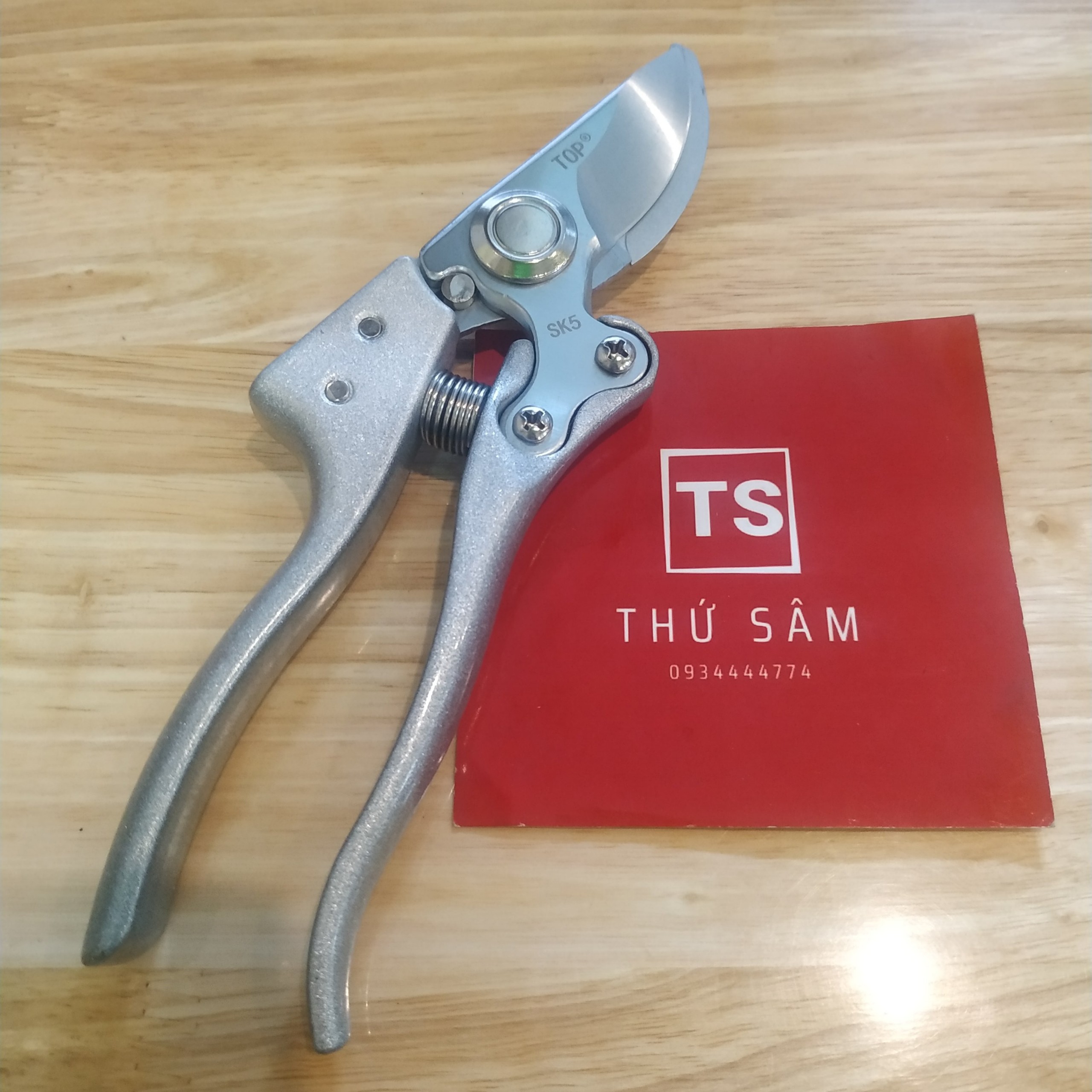 Kéo cắt tỉa cành cây