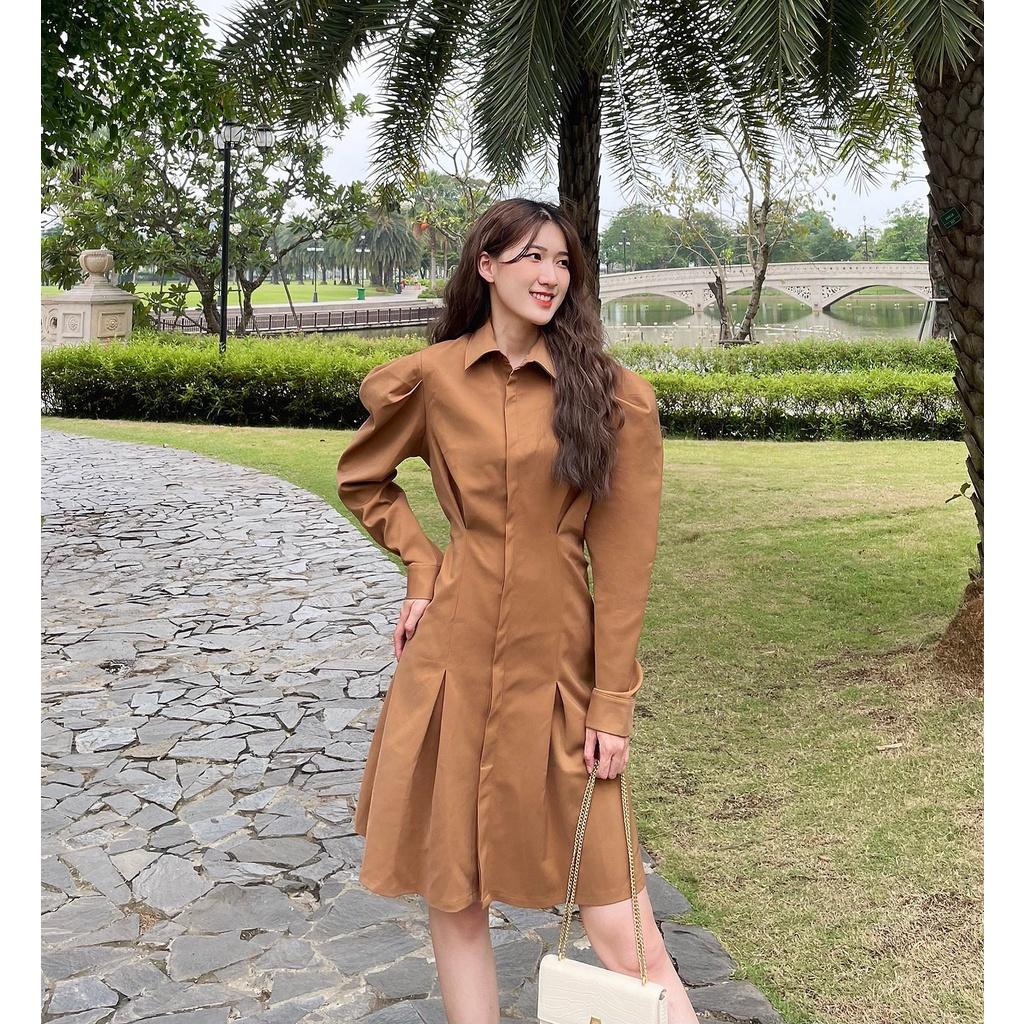 Đầm Dáng Suông, Dài Tay, Cách Điệu Nhún Eo, Cổ Sơ Mi, Ống Tay Bèo, Tà Xẻ, Màu Gạch - Lovadova 22D03C004