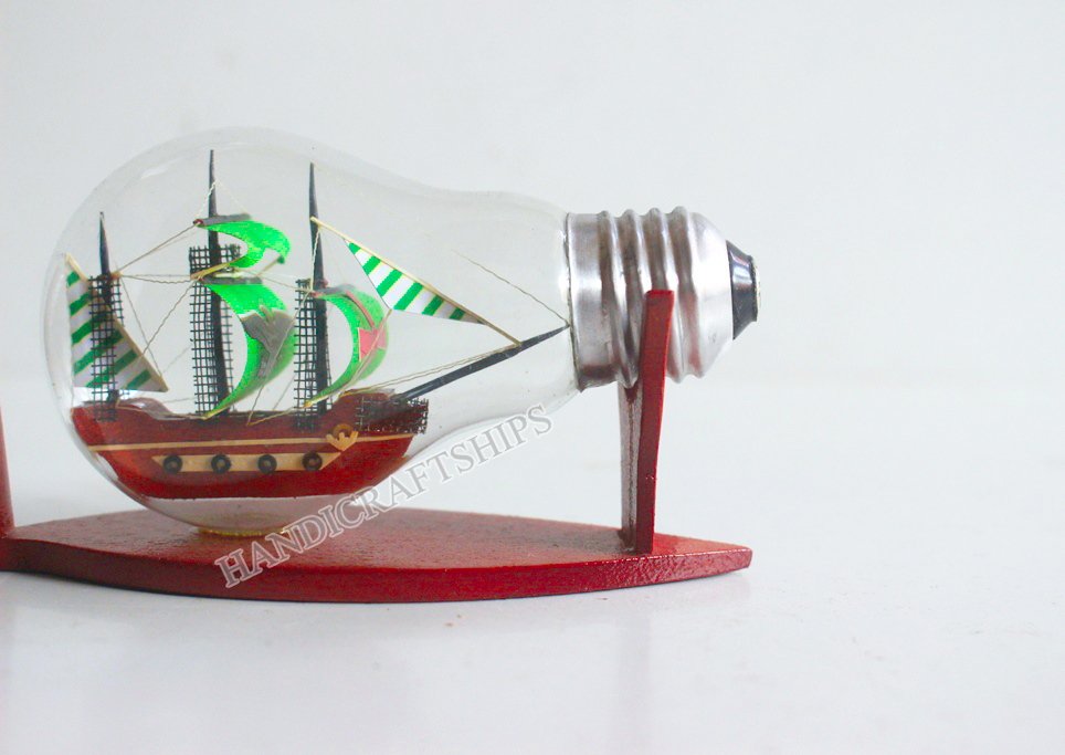Thuyền buồm bằng gỗ trong bóng đèn (thuyền Galleon xanh lá)