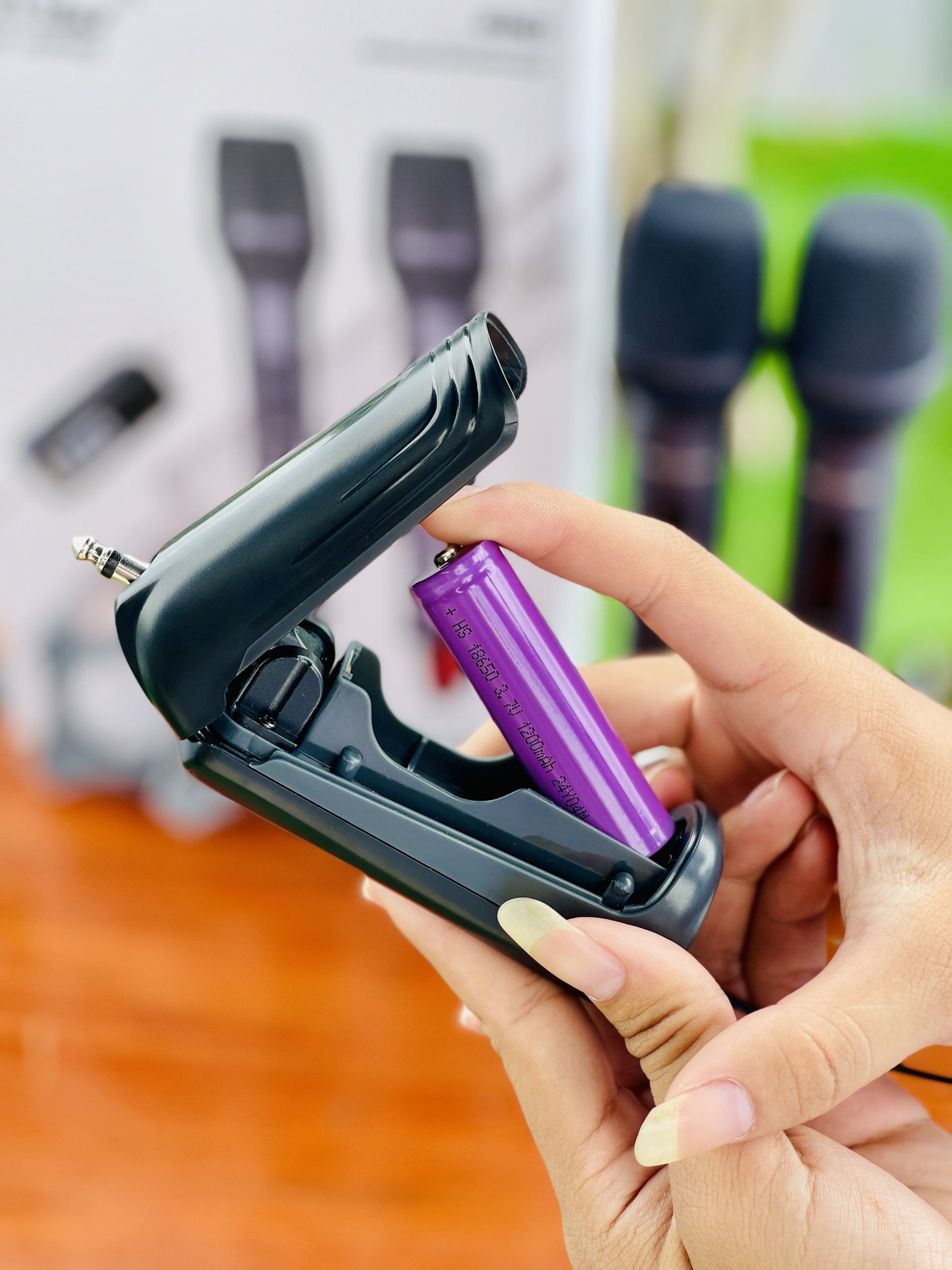 Micro Không Dây Cao Cấp MTMAX H2PRO - Cao Cấp Với Khả Năng Pin Nam Châm Hút Tự Động Sạc. Khả Năng Bắt Sóng Cao 50 - 100M, Chuyên Dùng Cho Karaoke Gia Đình, Phòng Trà, Quán Bar, Bảo Hành 12 Tháng. hàng chính hãng
