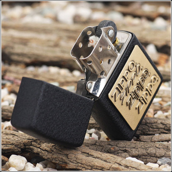 Bật Lửa Zippo Brass Emblem Black Crackle 362