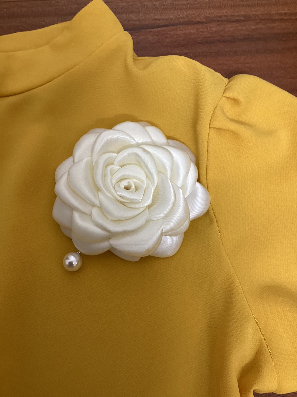 Hoa cài áo handmade bông hoa lụa màu trắng kem