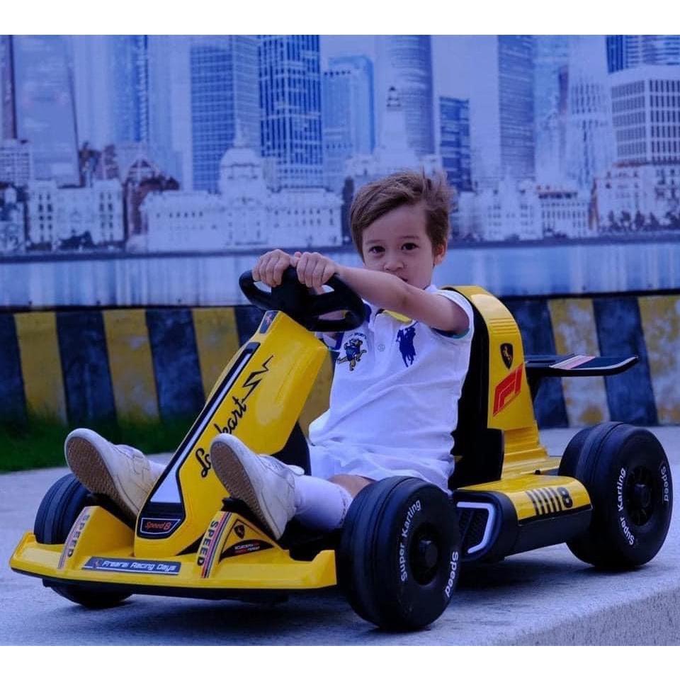 Ô tô điện trẻ em BABY - KID Kiểu dángThể Thao Drift Car F1 Cao cấp siêu ngầu 2 động cơ lớn ắc quy 12v (Đỏ-Vàng-Trắng)