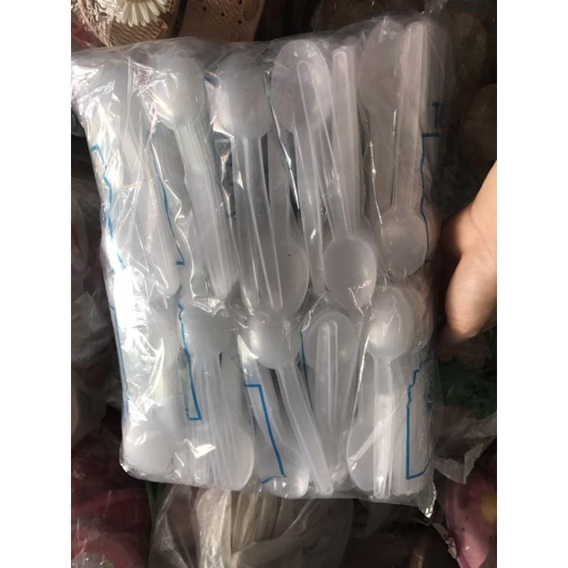 Lốc 100 thìa nhựa dùng 1 lần