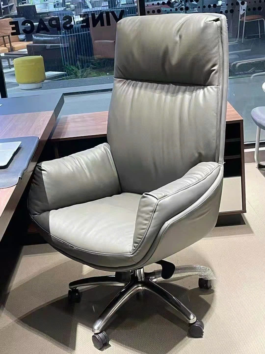Ghế xoay làm việc cho sếp cao cấp bọc nệm da dày có ngả lưng nhập khẩu CM4487-P