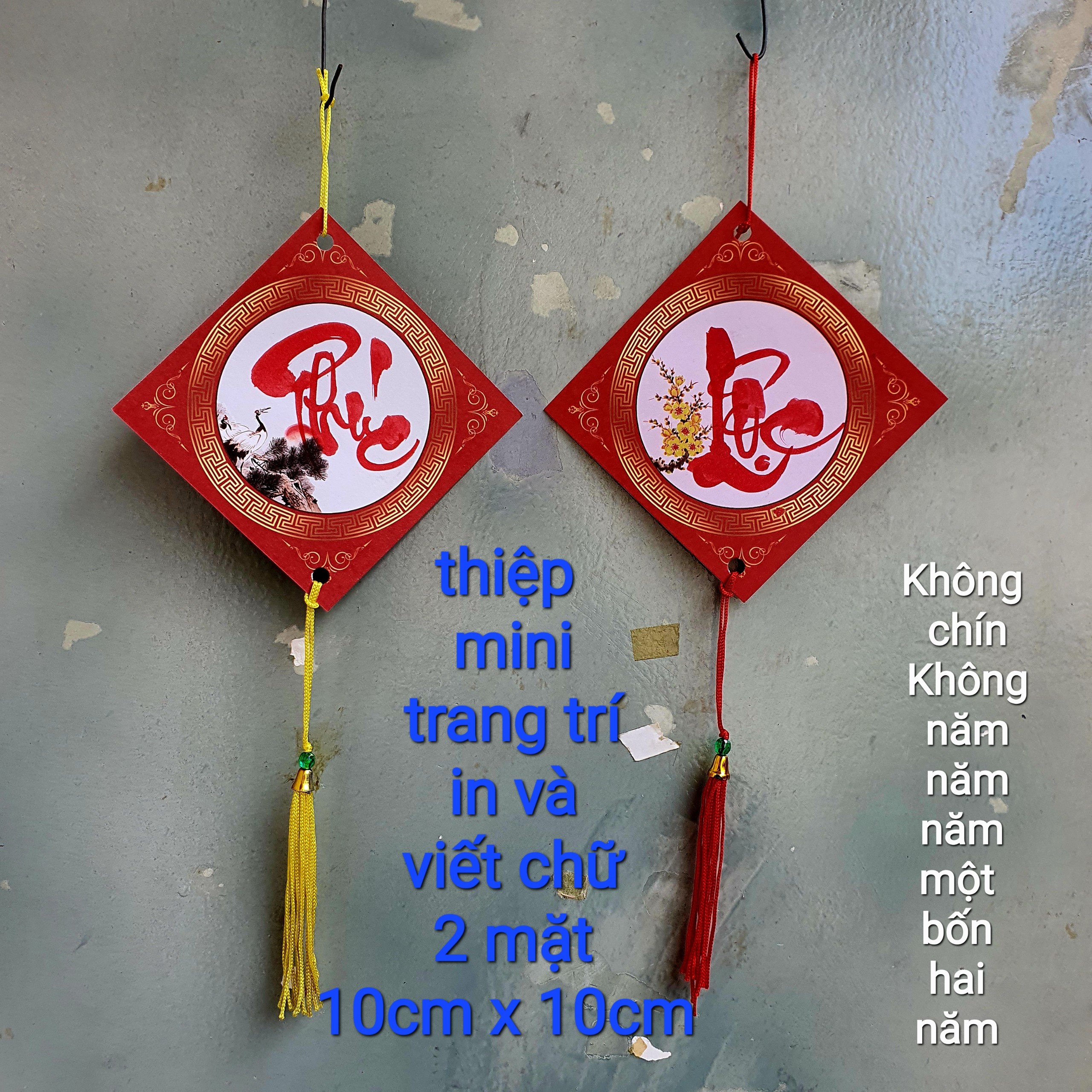 10 Thiệp mi ni treo trang trí tết in viết chữ 2 mặt kèm tua. 10cm x 10cm.