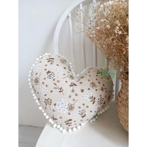 Gối trái tim đáng yêu, đã nhồi bông, 40x40cm. Vải Kaki, Cotton, Canvas đẹp cao cấp. Gối ôm trang trí viền pompom