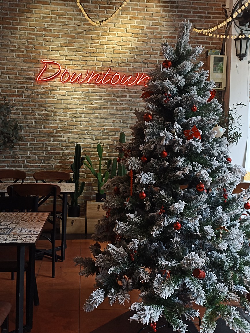 Cây thông noel phủ tuyết - Tán dày và đẹp, cây thông chắc chắn và dể tháo lắp