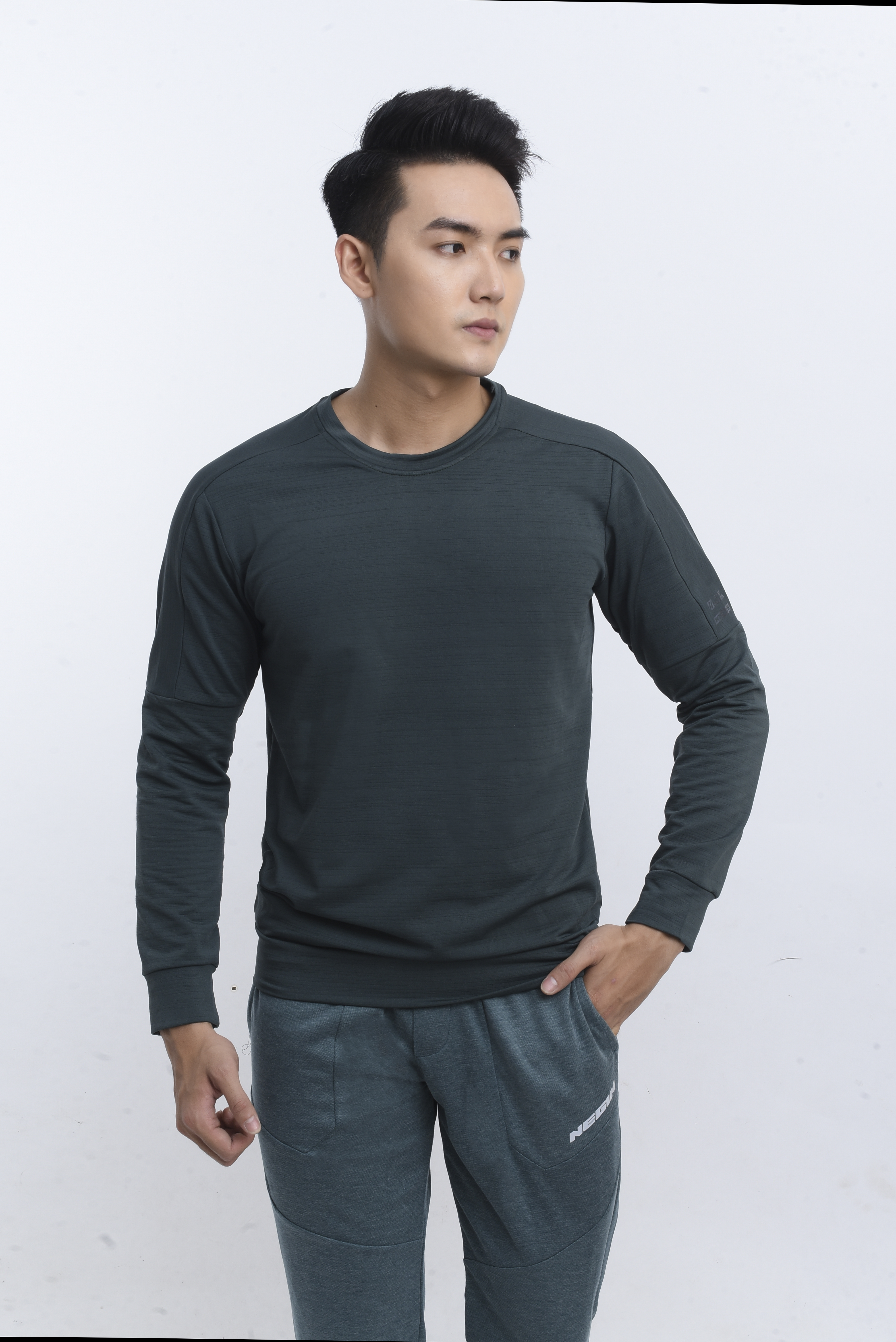 Áo Sweater Nam NEGIN Cổ Tròn Màu Sắc Trẻ Trung In Logo Vai, Chất Liệu Cao Cấp Giữ Ấm Tốt AMW_102