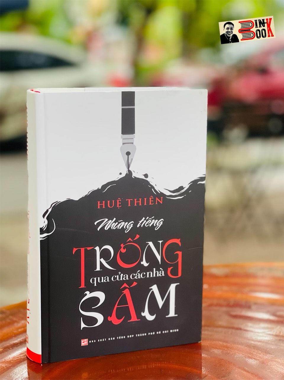 (Bìa cứng) NHỮNG TIẾNG TRỐNG QUA CỬA CÁC NHÀ SẤM – Huệ Thiên – An Chi– NXB Tổng hợp Hồ Chí Minh