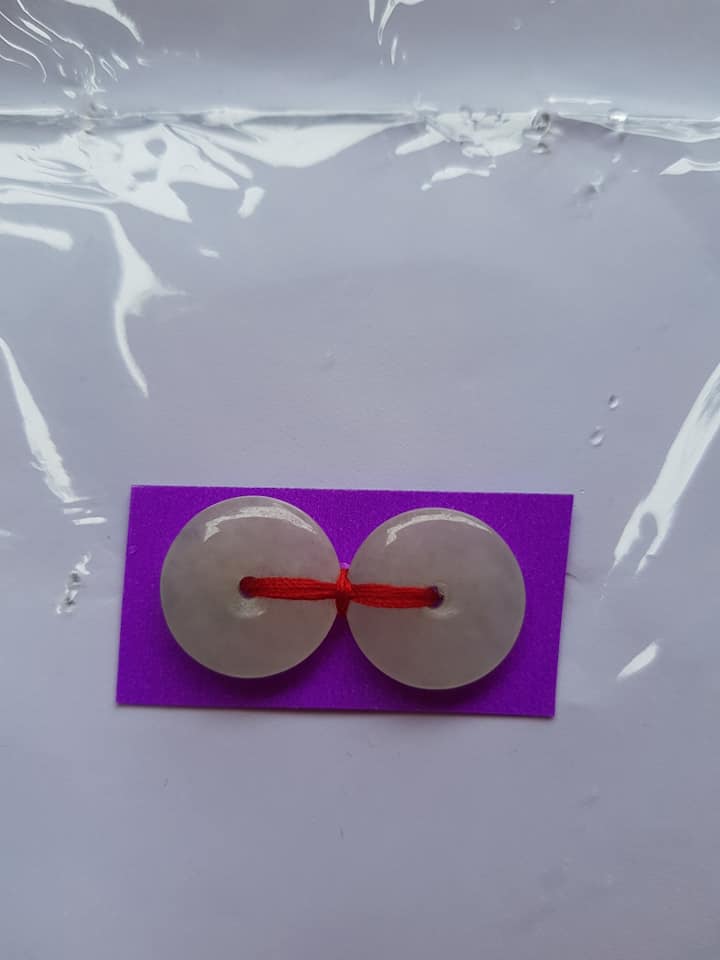 Đôi bông tai đá cẩm thạch trắng tự nhiên đẹp Size đk 15mm x dầy 3mm Nữ về bọc làm đôi bông tai vàng đeo đẹp ạ Mệnh Kim Thủy hợp ạ Chất liệu đá cẩm thạch tự nhiên