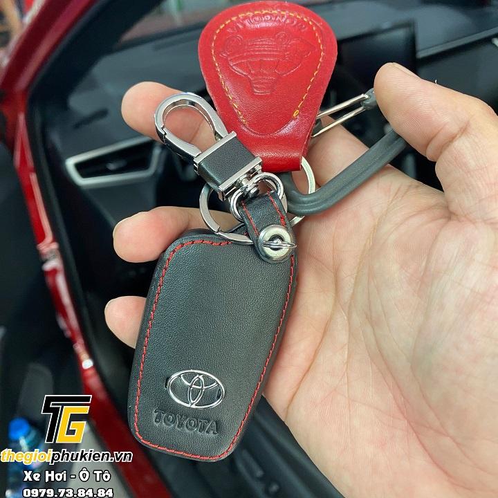 Bao da móc viền chỉ đỏ bảo vệ chìa khóa xe Toyota Corolla Cross 2020 kèm móc đeo Inox