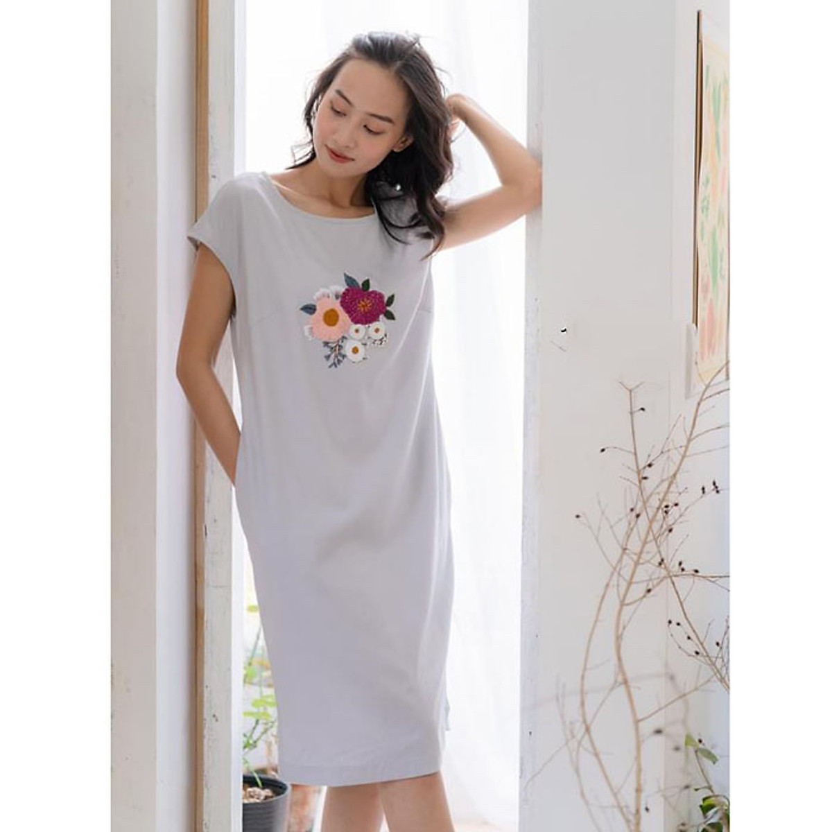 Đầm suông linen tay hến thêu hoa ngực - Trắng gạo
