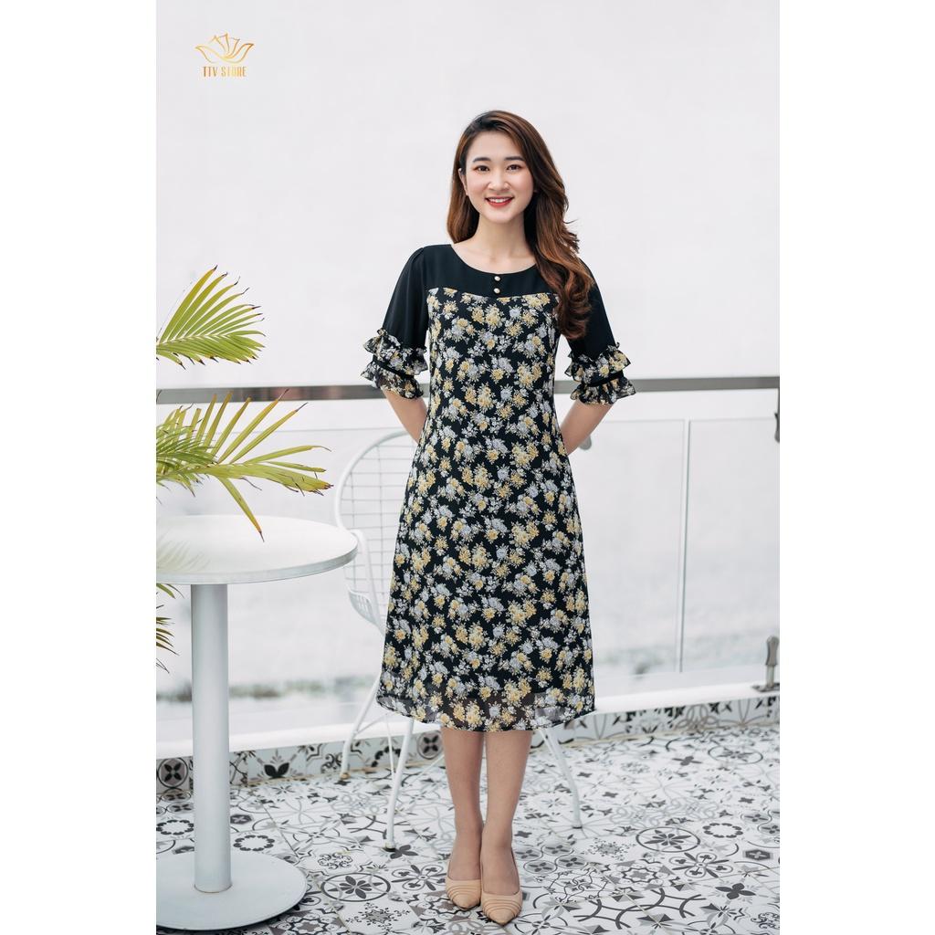 Đầm suông hoa trung niên đính nút cổ tròn tay phối bèo màu đen hoa vàng TTV992