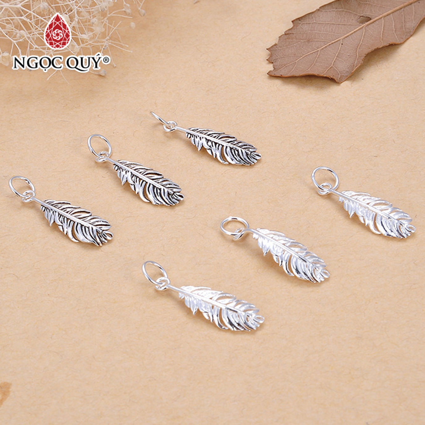 Charm bạc lông vũ xỏ ngang