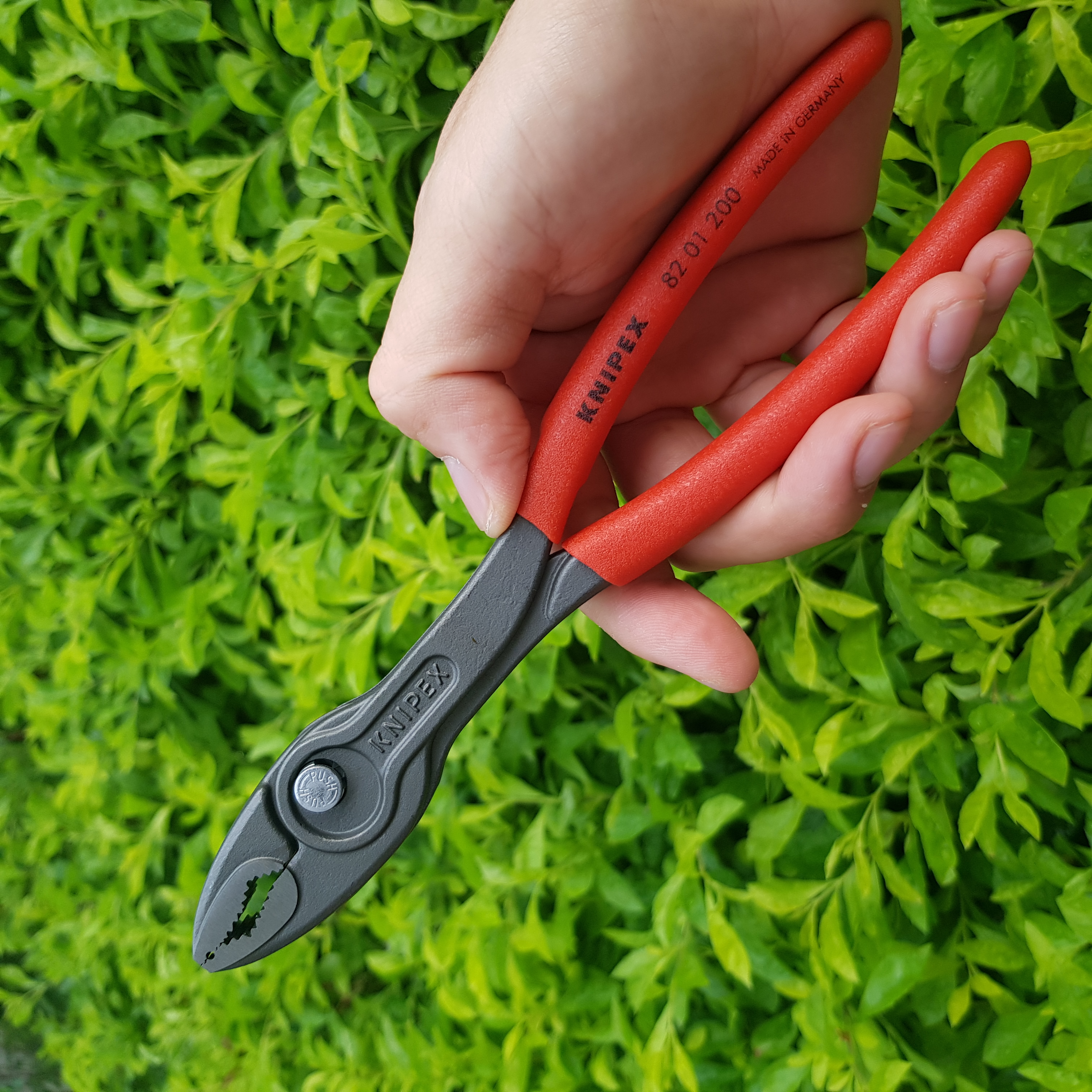 Kìm Mở Ốc Gỉ Sét Knipex TwinGrip 82 01 200 Tay Cầm Đỏ mở được đến ốc Ø 4 - 22mm - Sản Xuất Tại Đức