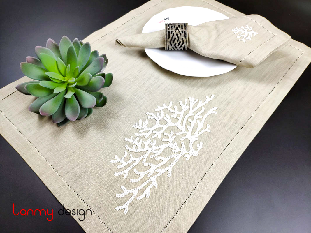 Bộ lót đĩa và khăn ăn linen thêu san hô