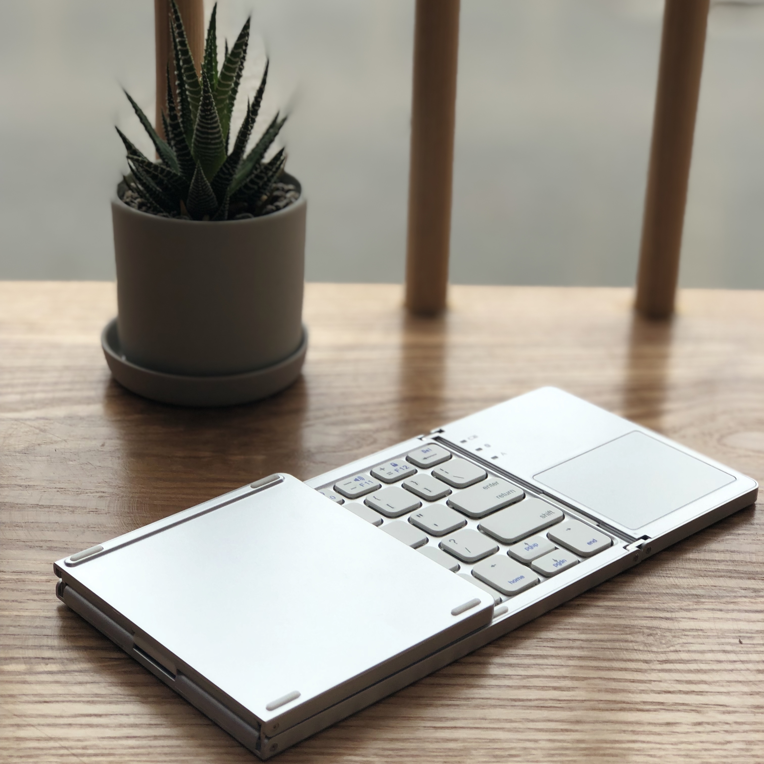 Bàn Phím Mini Keyboard Gập Gọn Bluetooth Kèm Touchpad - Hàng Chính Hãng