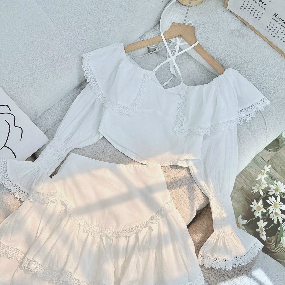 ĐẦM SET CHÂN VÁY NGẮN XÒE XẾP LY TẦNG + ÁO CROPTOP DÂY CỔ YẾM TRỄ VAI TAY DÀI BỒNG REN TRẮNG ÔM EO BODY SUÔNG TRƠN DẠO PHỐ DỰ TIỆC ĐI BIỂN