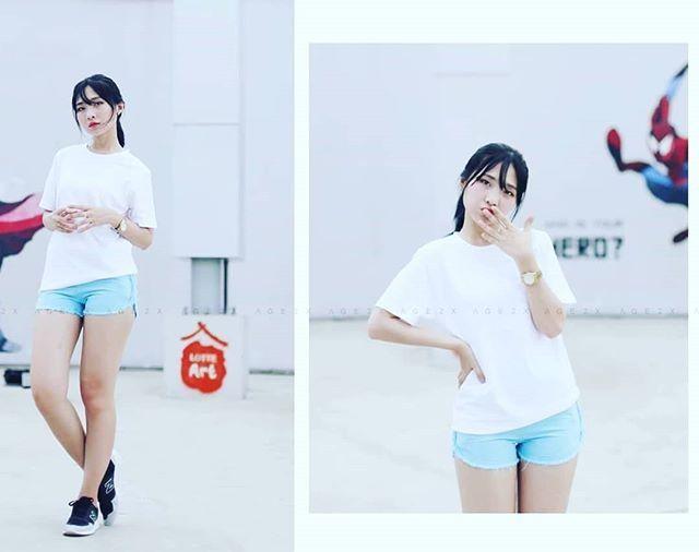 Áo thun màu trắng gạo, màu đen