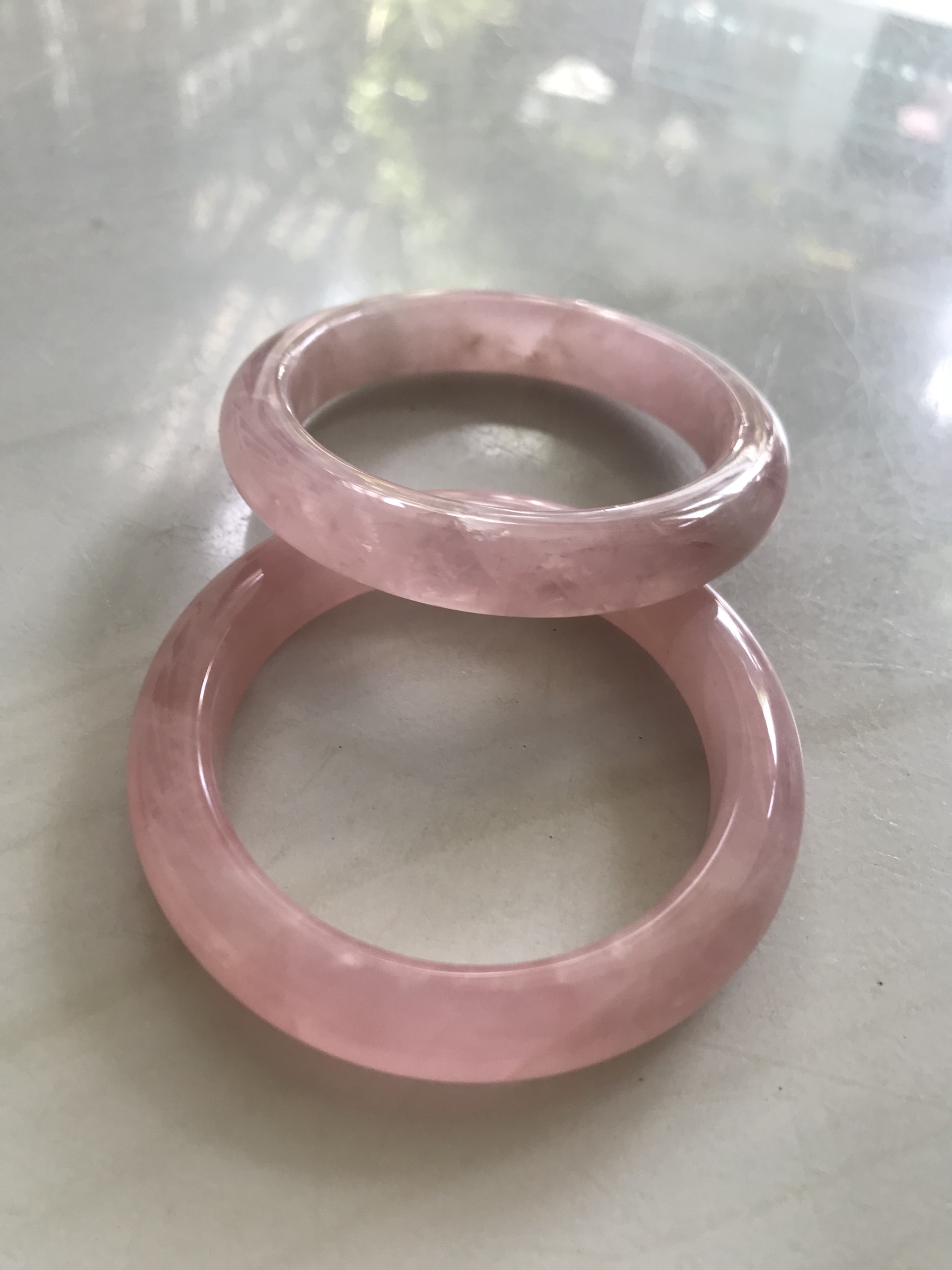 Vòng Thạch Anh Hồng Tự Nhiên Bản Hẹ Mới đẹp Ni 52mm Cao 11mm Dầy 8mm Màu Hồng xinh bóng đẹp Nữ mệnh Hỏa mệnh Thổ tay nhỏ đeo 45kg - 52 kg ạ