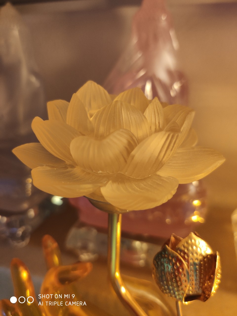 Đèn thờ tay Phật hoa lưu ly