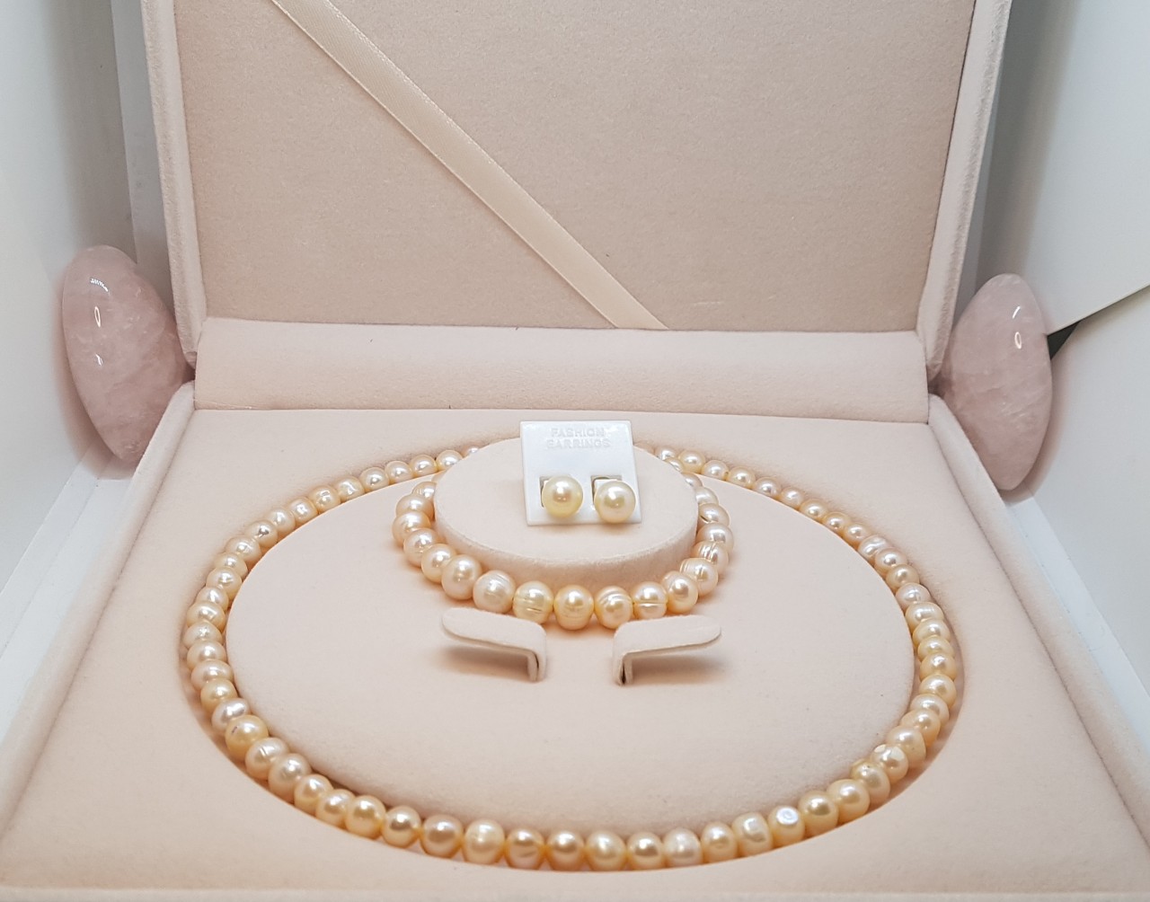 Bộ ngọc trai vòng cổ và vòng tay, bông tai