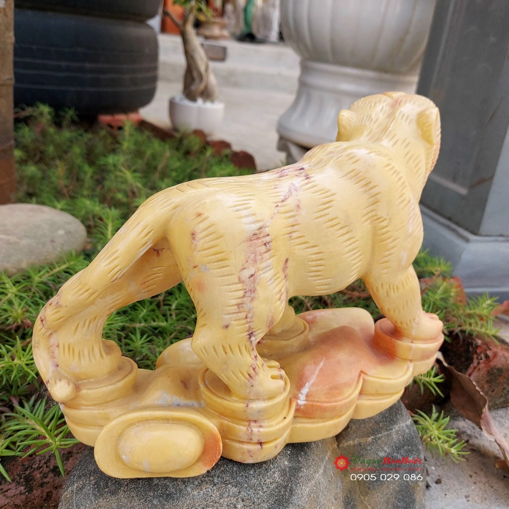Tượng đá cọp 12 con giáp phong thủy đứng thỏi vàng đá cà rốt 21cm đá Non Nước