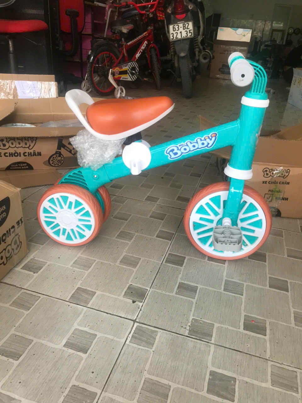 Xe Chòi Chân Thăng Bằng Cho bé Kèm Bàn Đạp Hàng Khuyến Mãi Của Các Bobby - Tem Dán Trên Xe Thay Đổi Tùy Từng Đợt Hàng Về