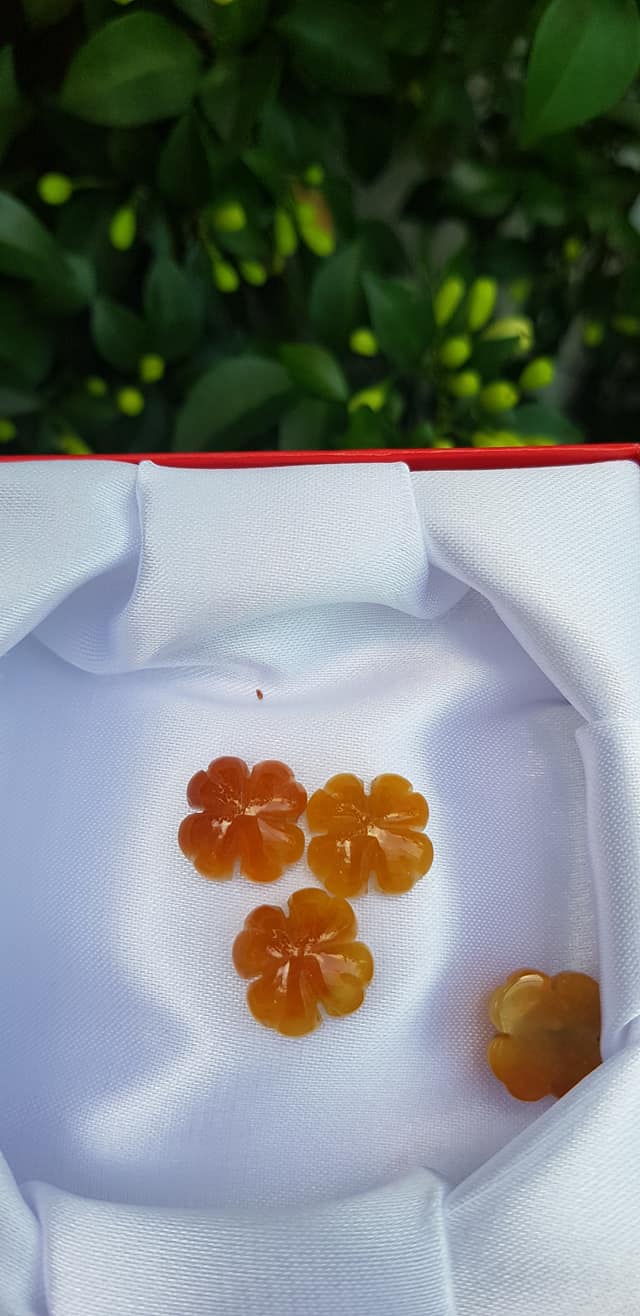 Mặt Bông Hoa cỏ 4 lá màu vàng cam nữ phối vòng tay,làm mặt nhẫn Chất liệu đá cẩm thạch size hạt 14mm x dầy 6mm Nữ về phối với vòng tay của mình đeo hay làm mặt nhẫn mặt dây chuyền đeo xinh ạ
