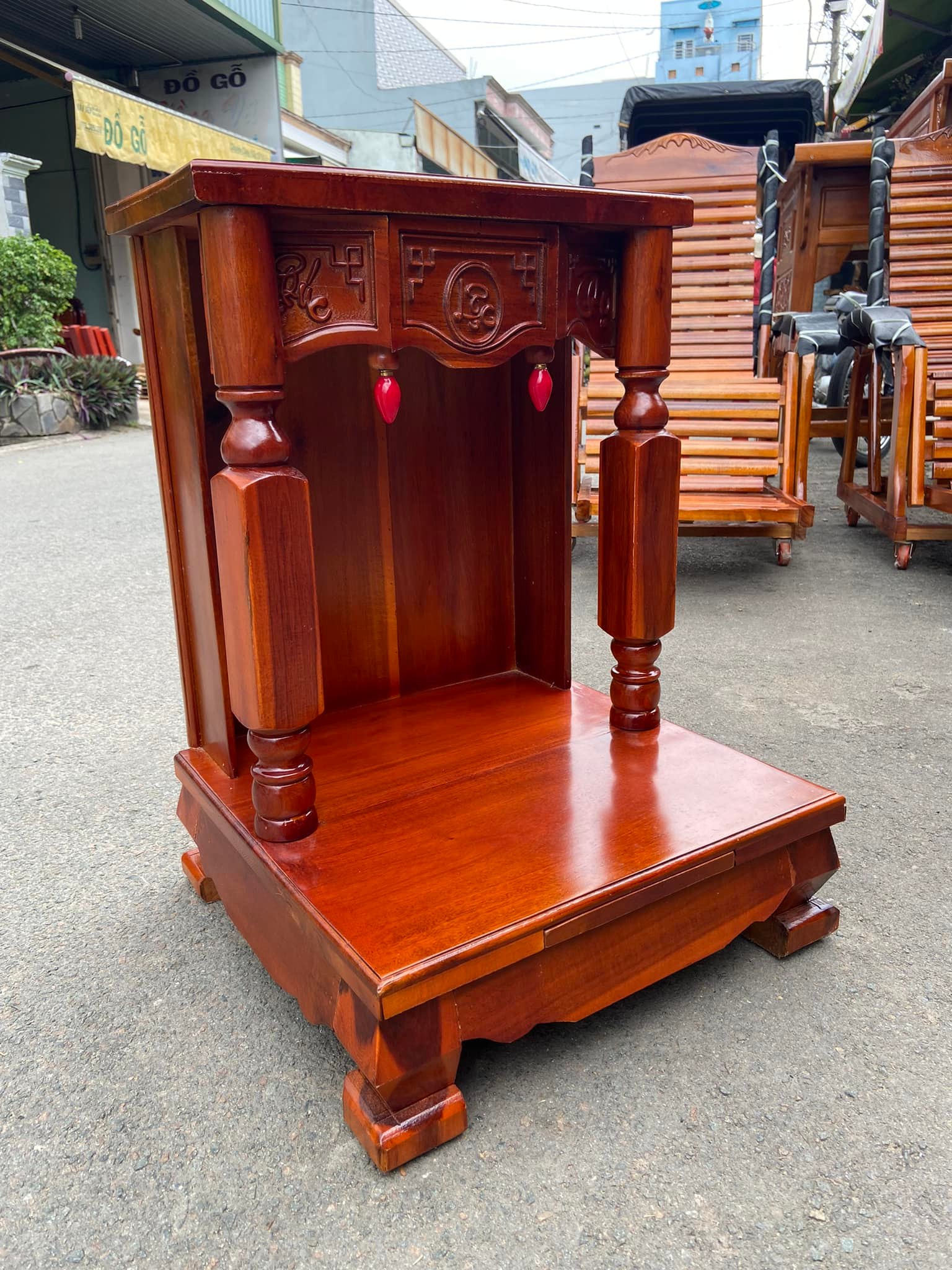 Bàn thờ thần tài ông địa gỗ Tràm cột vuông 48 x 68cm