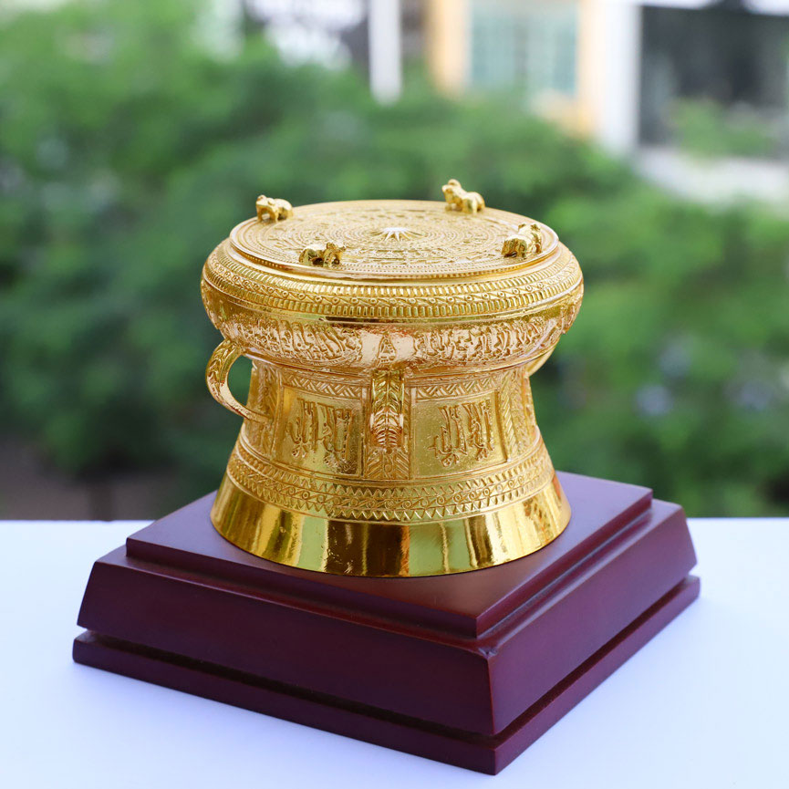 Quà tặng ngoại giao Việt Nam: Mô hình trống đồng mạ vàng 24K (15 cm)