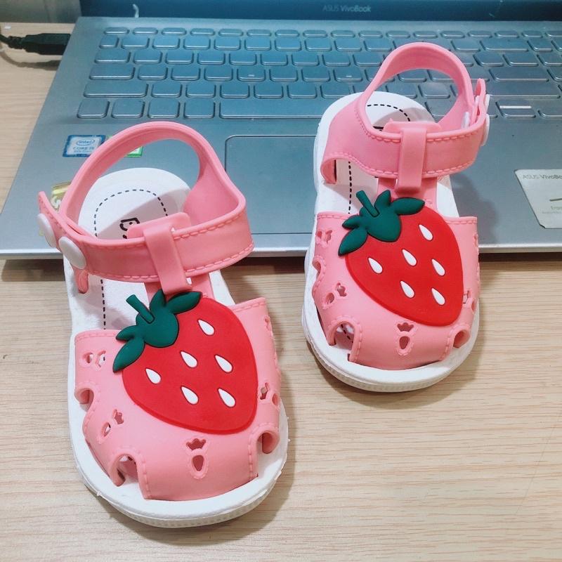 Sandal rọ bít mũi hình trái dâu cho bé siêu cưng