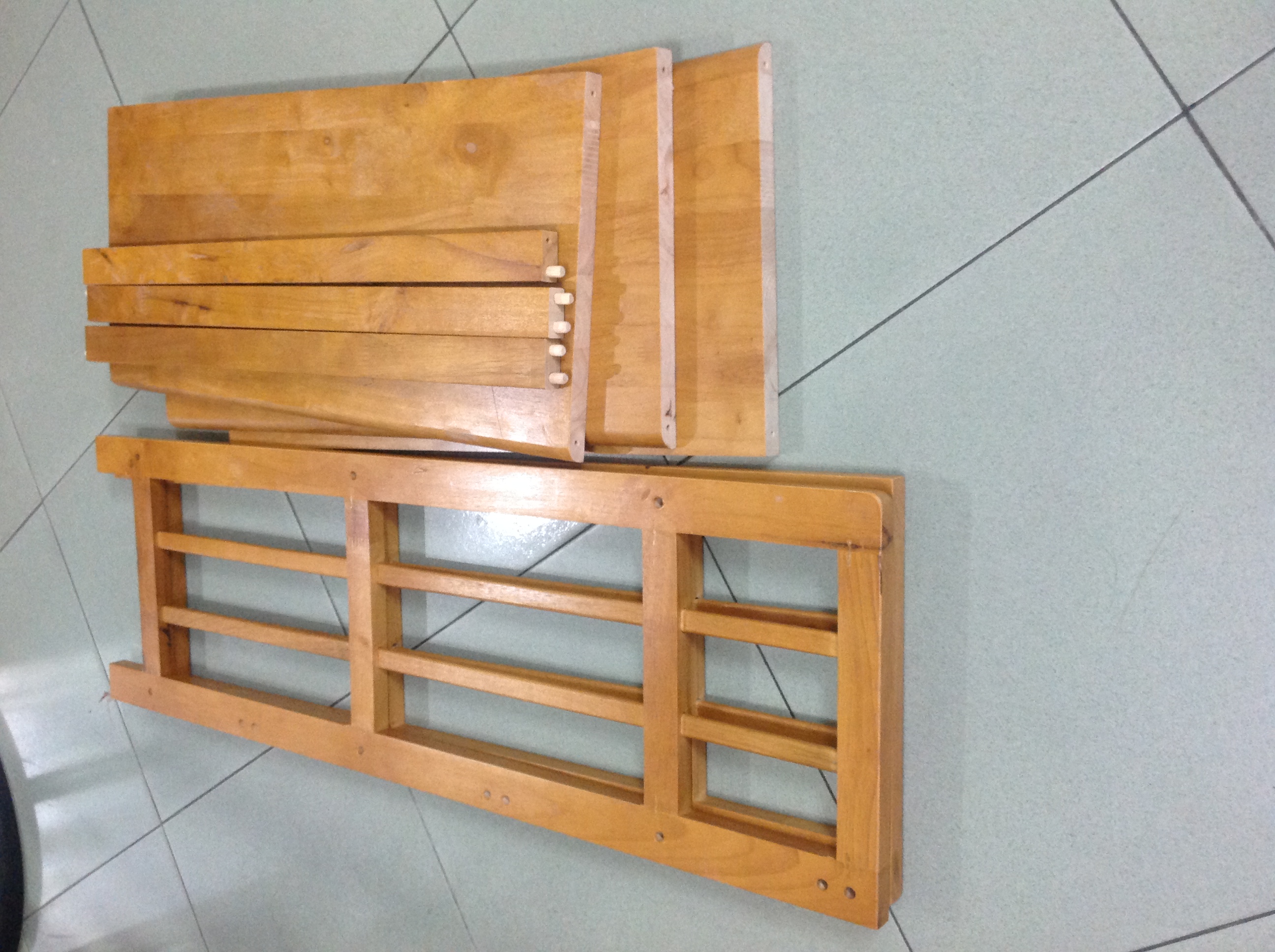 Kệ sách 3 tầng  28*50*90 cm, gỗ cao su đã qua tẩm sấy chống mối mọt bền tốt hơn gỗ thông và MDF. chịu nước.đẹp đa năng .