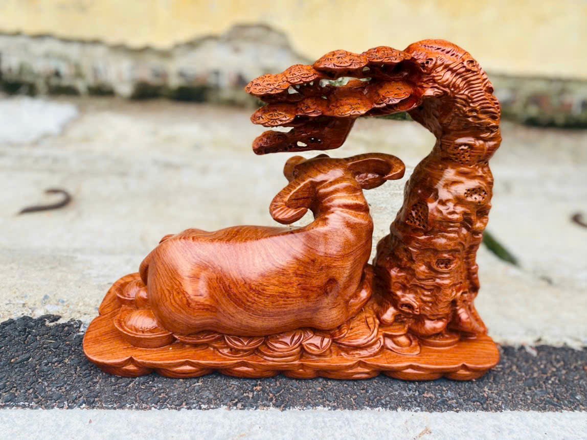 Tượng con trâu là  đầu cơ nghiệp bằng  gỗ hương đá  kt 40x20x14cm
