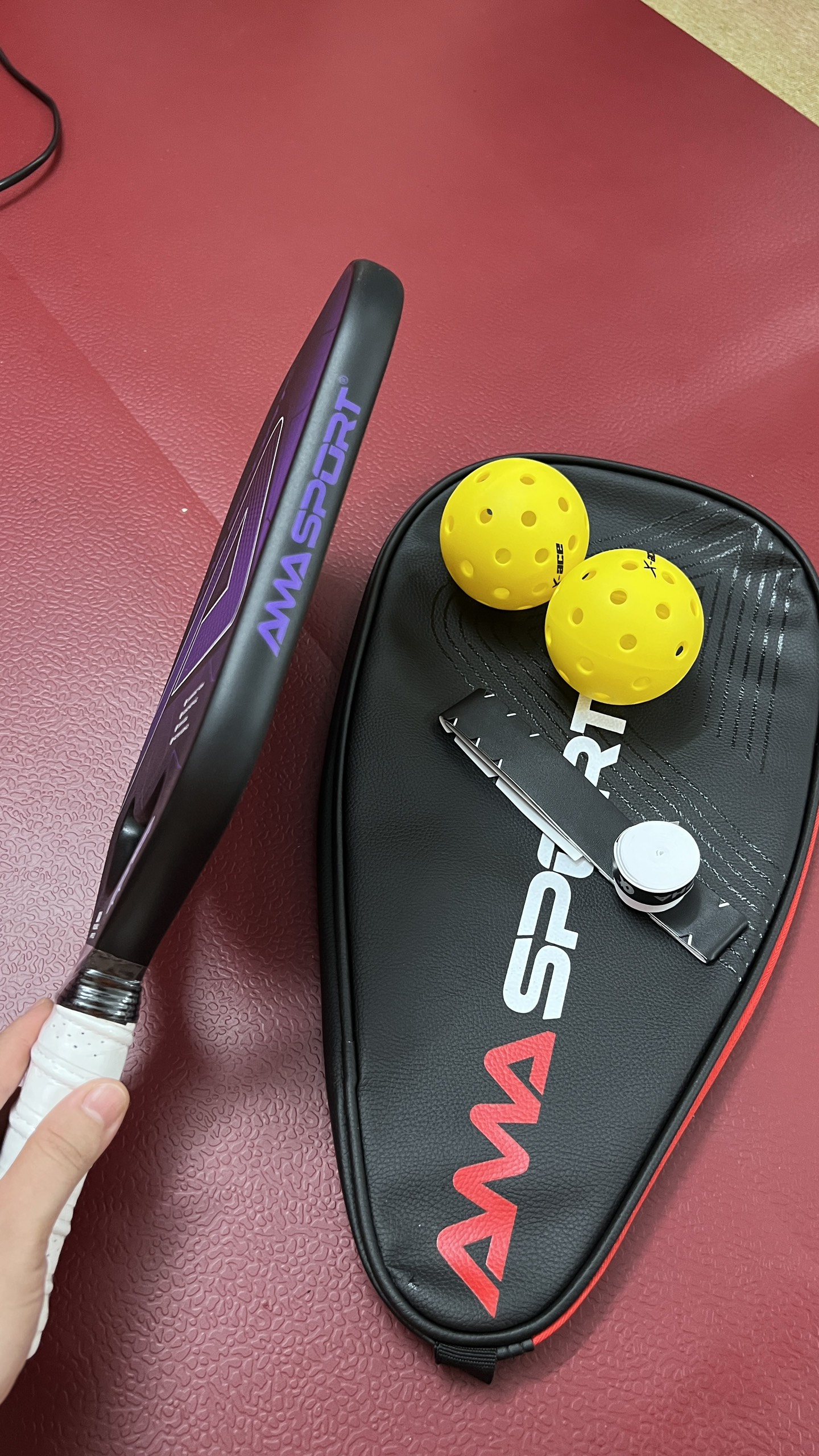 Bộ vợt pickleball AMA SPORT PP001 (gồm 1 vợt,2 bóng, cuốn cán,túi da) bề mặt sợi carbon dày 20mm cao cấp, diện tích mặt vợt rộng 198mm, trọng lượng 235g thích hợp cho người chơi tập luyện đến chuyên nghiệp