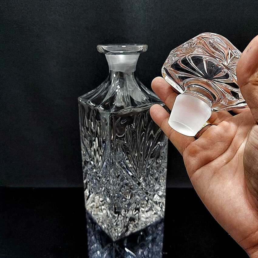 Vỏ Chai Đựng Rươu Đẹp 700ML Pha Lê cao cấp mẫu Vuông Cao hoa văn lá nổi – Nắp mài đặc nguyên khối không cần gioăng – Phong cách Châu Âu