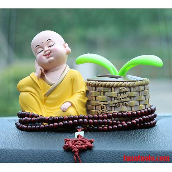 Tiểu hòa thượng và cây lắc lư để trên ô tô