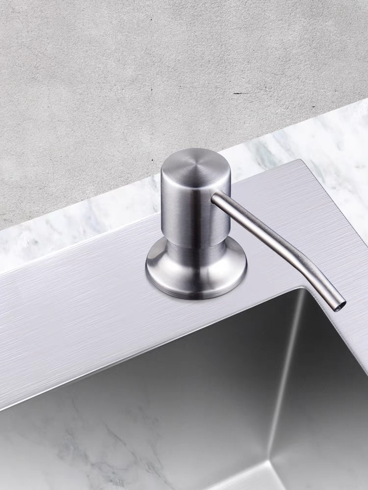 Nhấn xả nước rửa chén