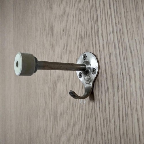 Chặn cửa phòng tắm Yale DS910 US32D có móc treo. Loại cao cấp của Mỹ