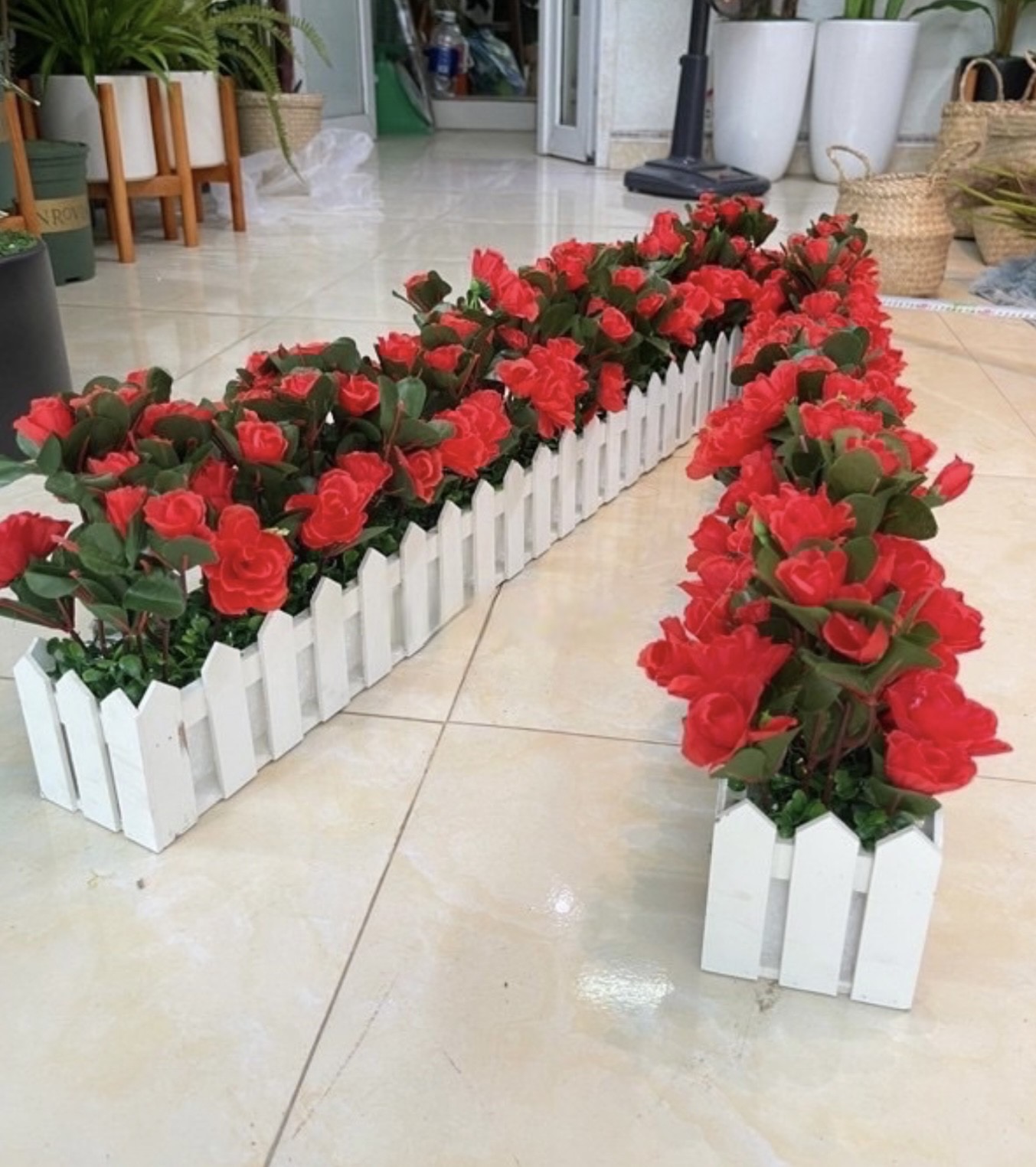Chậu hoa giả trang trí – Nhiều mẫu mã – Chậu hàng rào cắm sẵn cây giả, hoa lụa decor – Rộng 10 cm – Dài từ 30 đến 50 cm – Cao từ 15 đến 30 cm