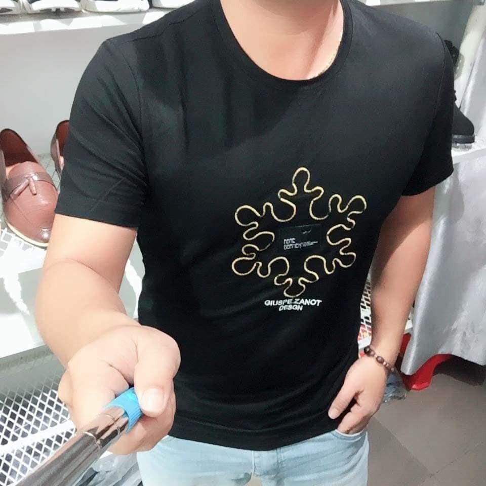 Áo thun với họa tiết đơn giản