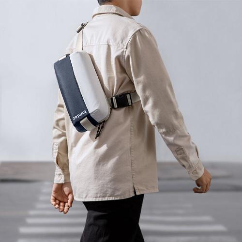 TÚI ĐEO CHÉO TOMTOC LIGHTWEIGHT SLING BAG INKY BLUE chống nước với độ bền cao - hàng chính hãng