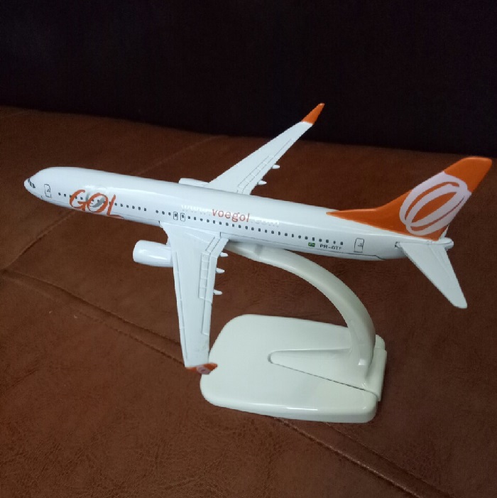 Mô hình máy bay tĩnh 737-800 Gol (voegol_com) 16cm