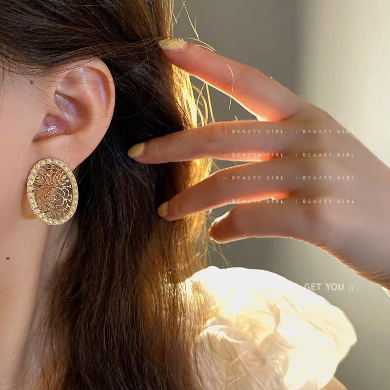 Hoa tai hình hoa khắc nổi đính hạt nhựa phong cách thanh lịch- Arora boutique