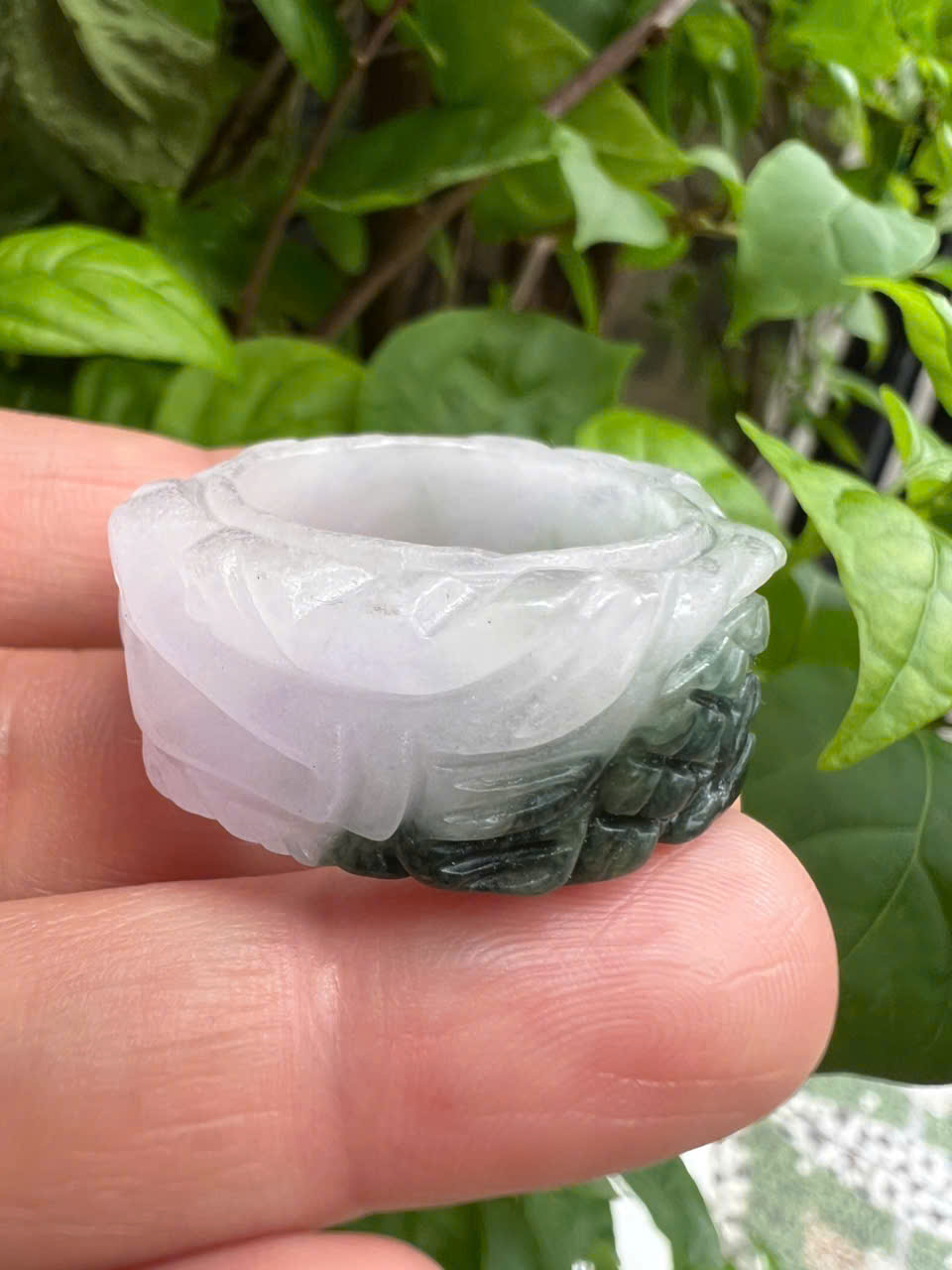 Nhẫn Rồng Nam Ni 21mm Cao 13mm Dầy 5mm Cẩm Thạch màu màu trắng xanh đậm phía dưới đẹp ạ