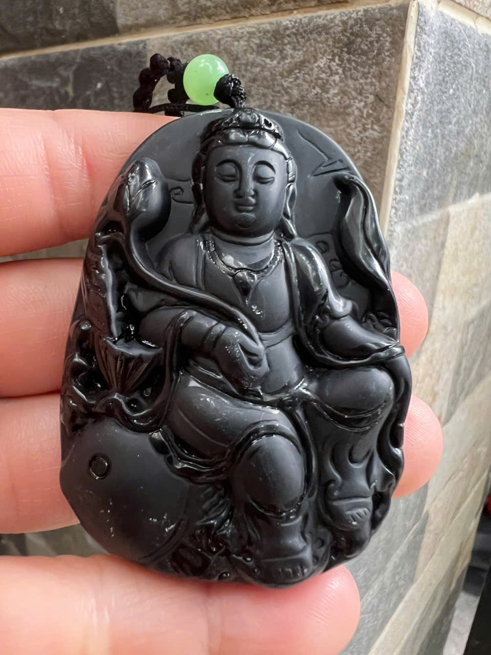 Mặt Dây Chuyền Nam Phật Quan Âm Cưỡi Cá Chép Đá Mã Não Đen Size To Cao 60mm Ngang 43mm Dầy 13mm ạ