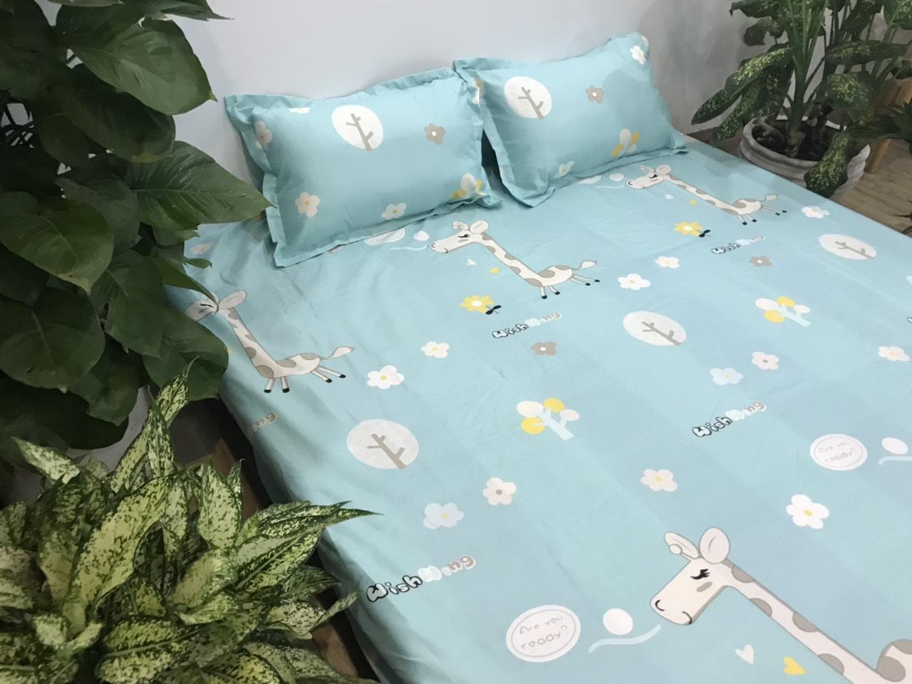 Set Ga Gối 3 Món Cotton Poly Hình Hươu Xanh ( gồm 1 ga chun và 2 vỏ gối nằm)