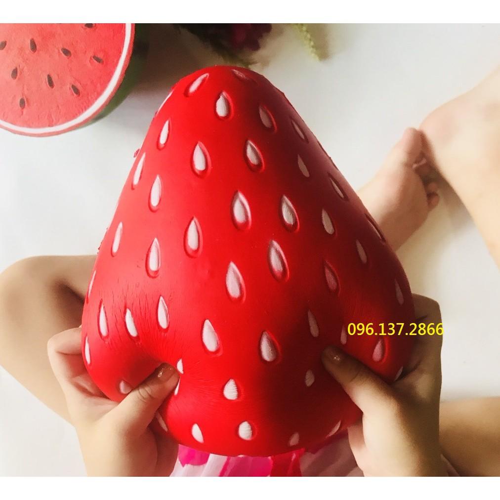 SQUISHY 1/2 QuẢ DÂU TÂY TO KHỔNG LỒ